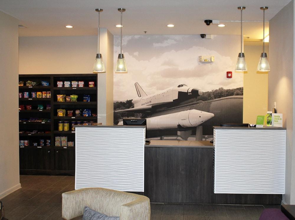 La Quinta Inn & Suites by Wyndham Huntsville Airport Madison - Lobby