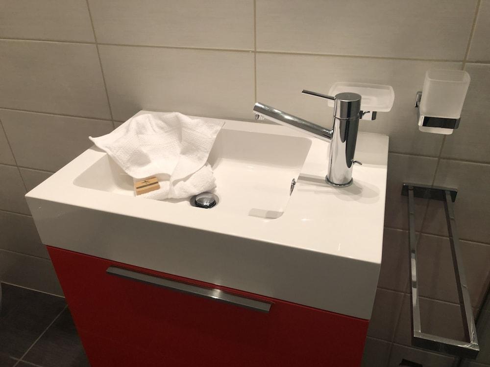 Montarina - Bathroom Sink