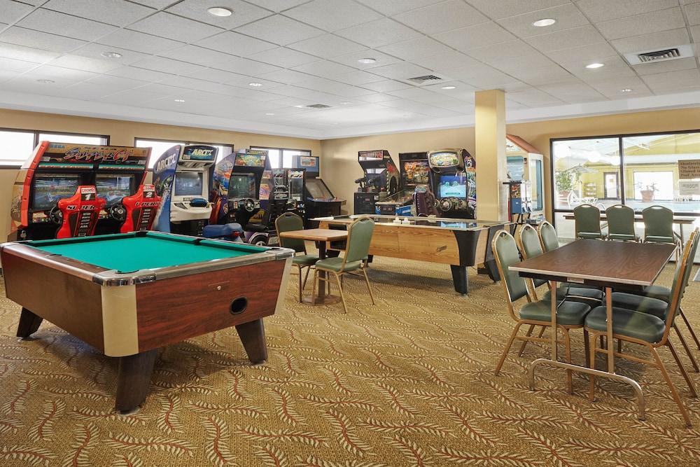 Madison Plaza Hotel - Game Room