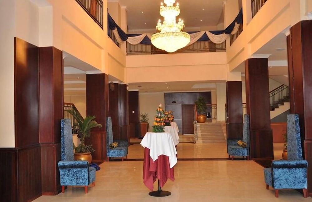 Kenenisa Hotel - Interior Entrance