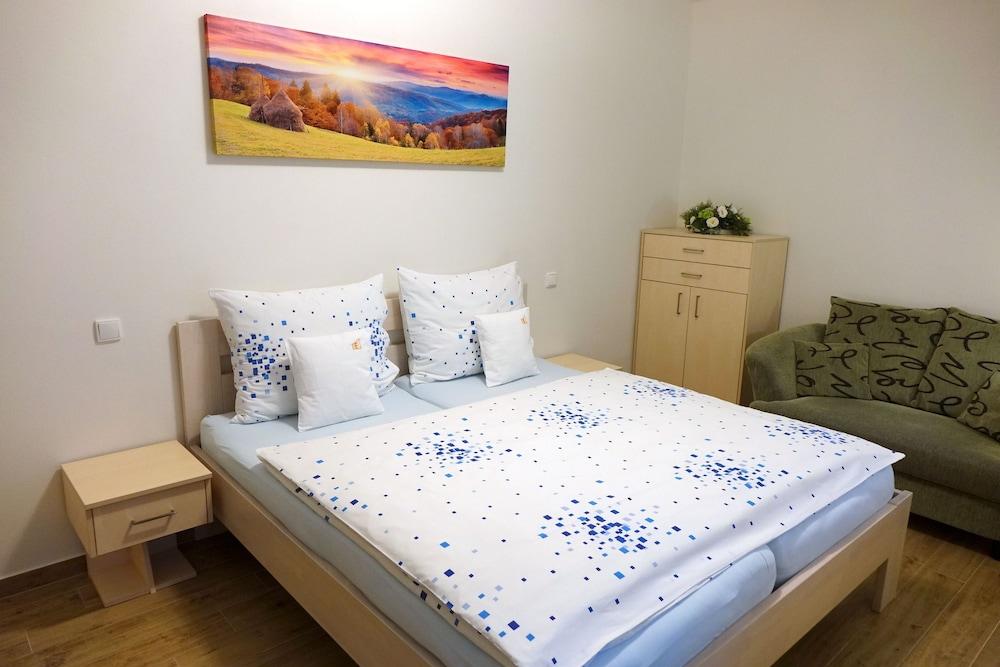 EEL Brno apartments - Room