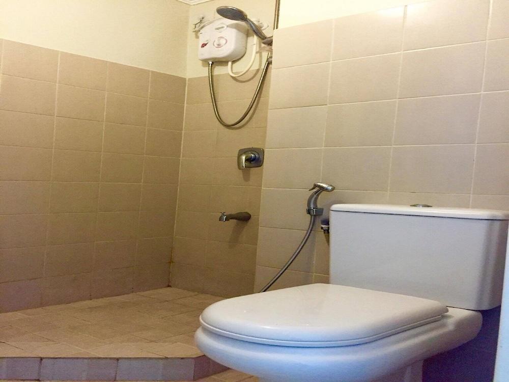 One Oasis Condotel - Bathroom