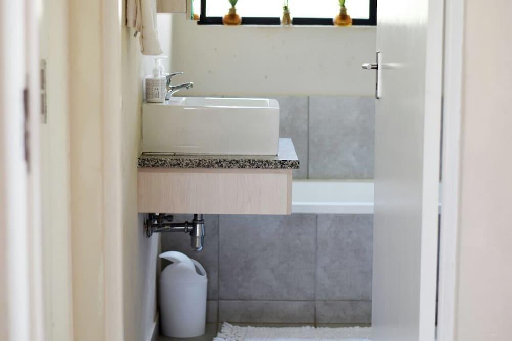 Johannesburg Apartment - Bathroom