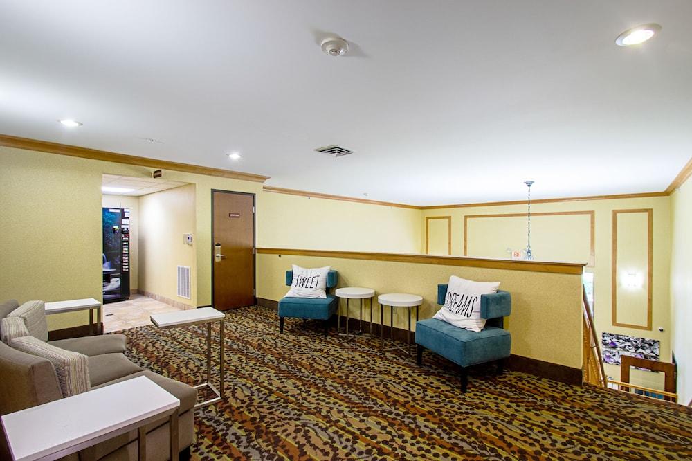 Sleep Inn And Suites Madison - Lobby Sitting Area