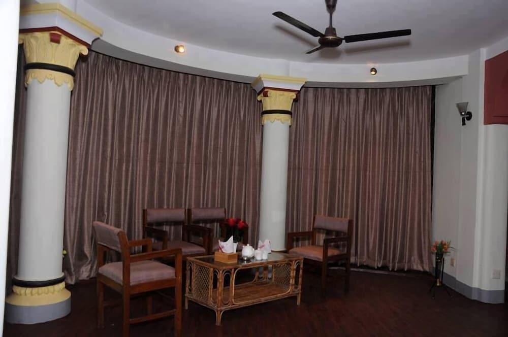 Kathmandu Bed & Breakfast Inn - Lobby Sitting Area