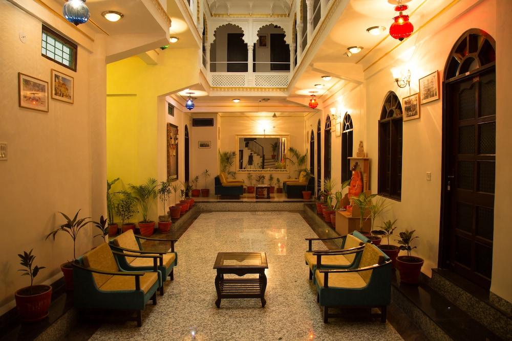 Hotel Nahargarh Palace - Lobby Sitting Area