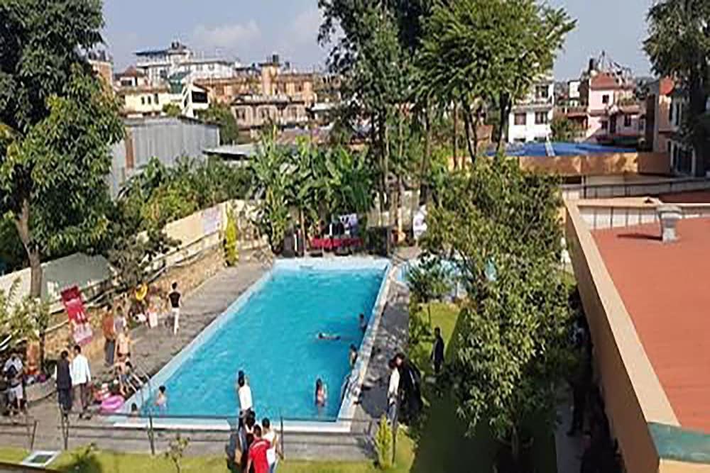 Saanvi Hotel - Outdoor Pool
