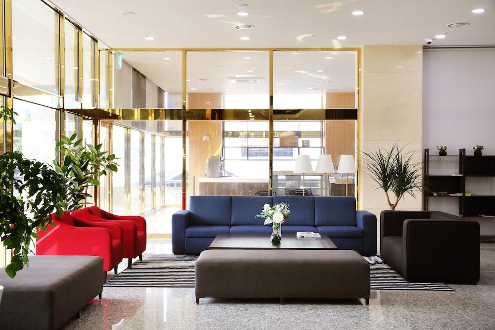 Hotel Shalom - Lobby Sitting Area