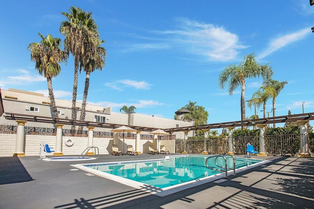Stanford Inn & Suites Anaheim - Outdoor Pool