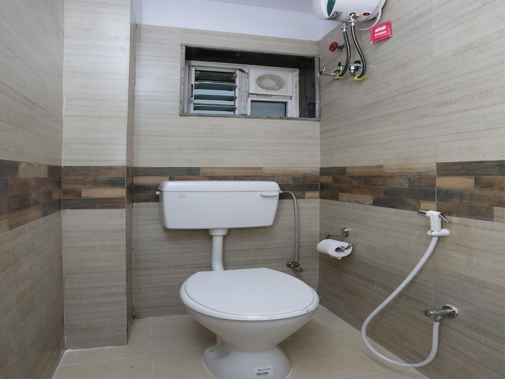 OYO 11965 Krishna Guest House - Bathroom