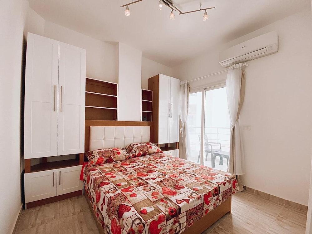 Brand new 2-bed Apartment - Room