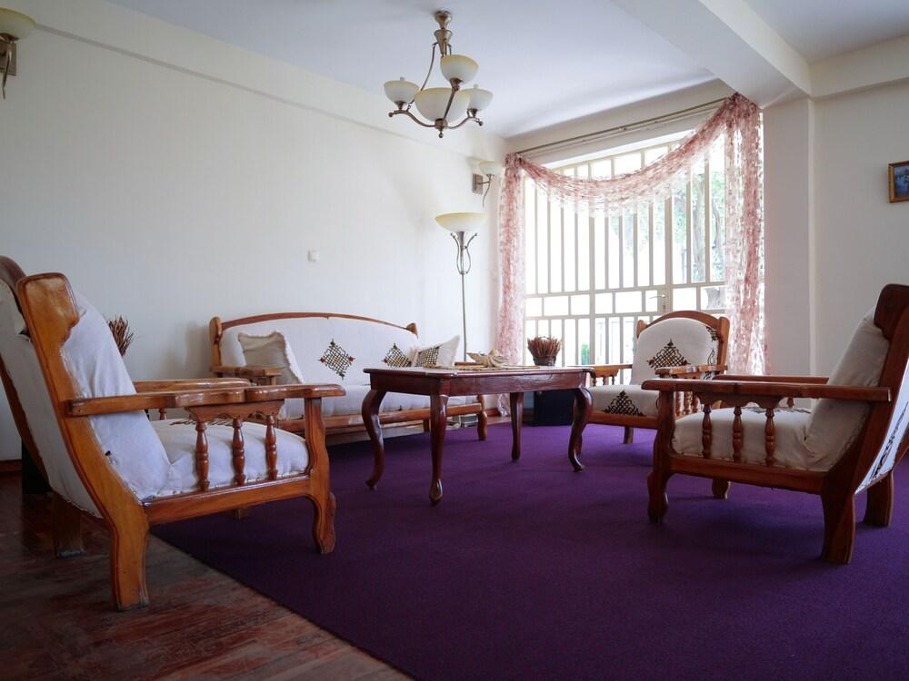 Brusali Guest House - Lobby Sitting Area