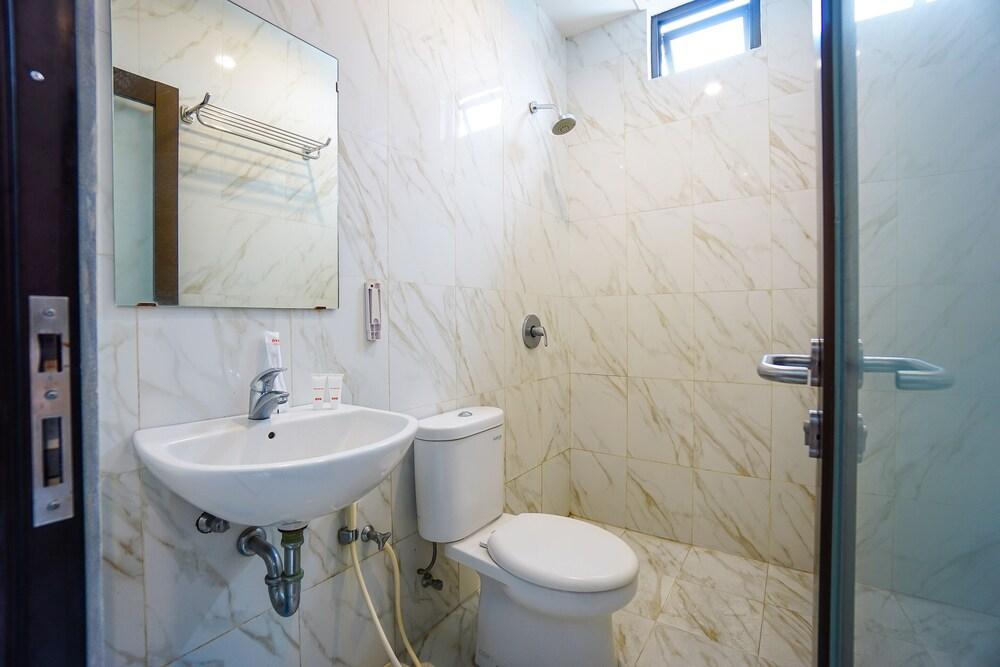 OYO 2515 D'karombasan Hotel - Bathroom