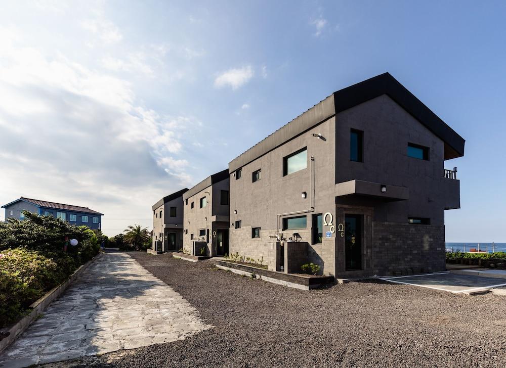 Jeju Cloudy Field House - Exterior