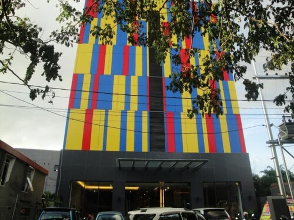 Top Hotel Manado - Exterior