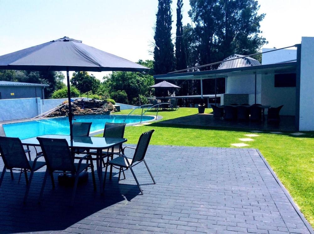 Alicats Place Executive Lodge & Conference - Outdoor Pool