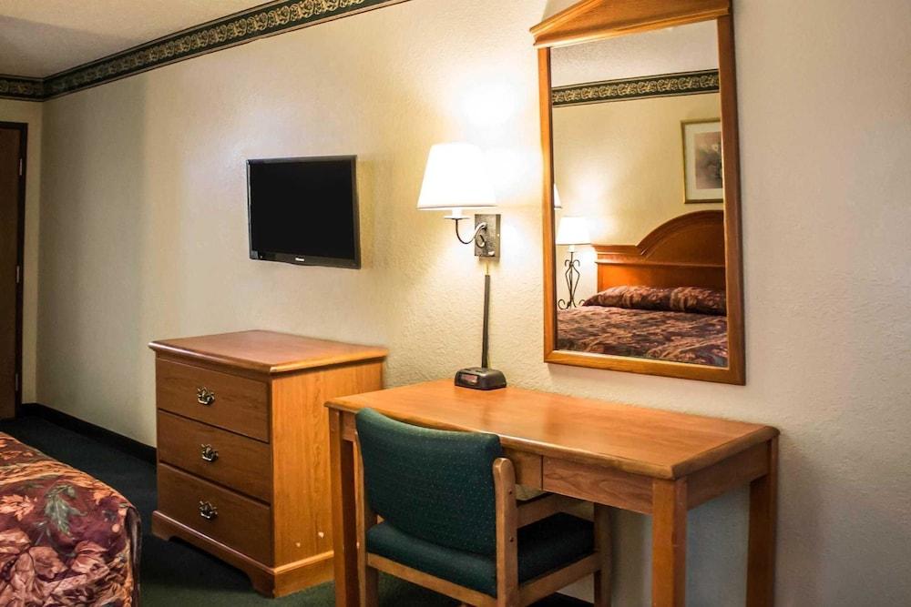 Econo Lodge Akron Copley Northwest - Room