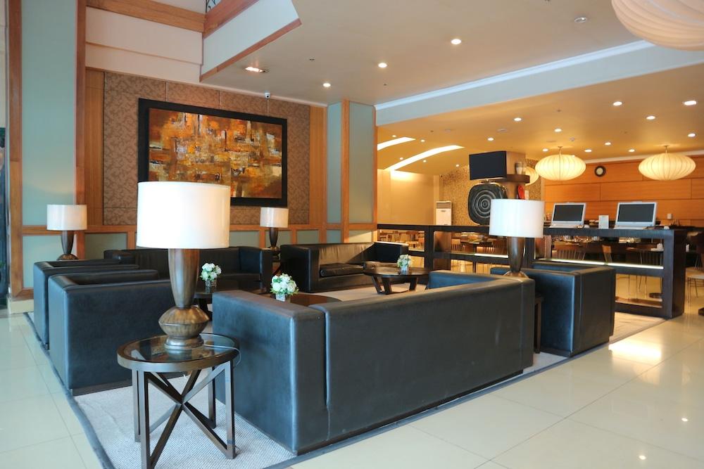 Iloilo Business Hotel - Lobby Sitting Area