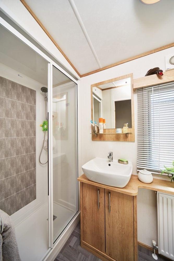 Carnaby 23 3 Bedroom Lodge With Hot tub - Bathroom