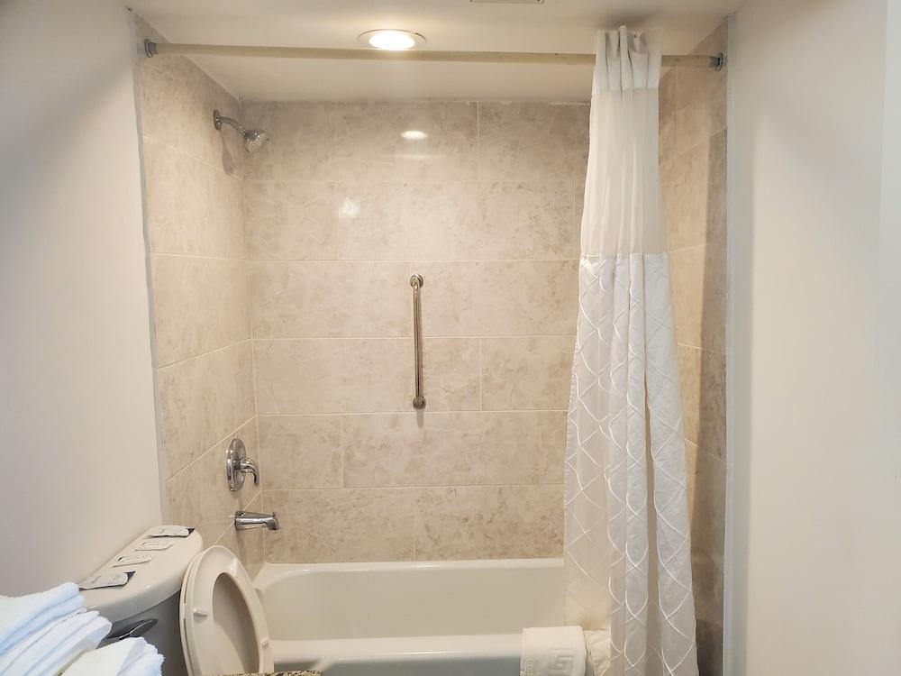 Deerfield Inn & Suites - Bathroom