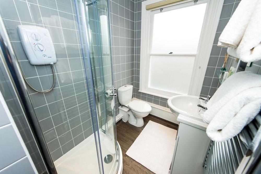The Stay Company Derby Central - Bathroom