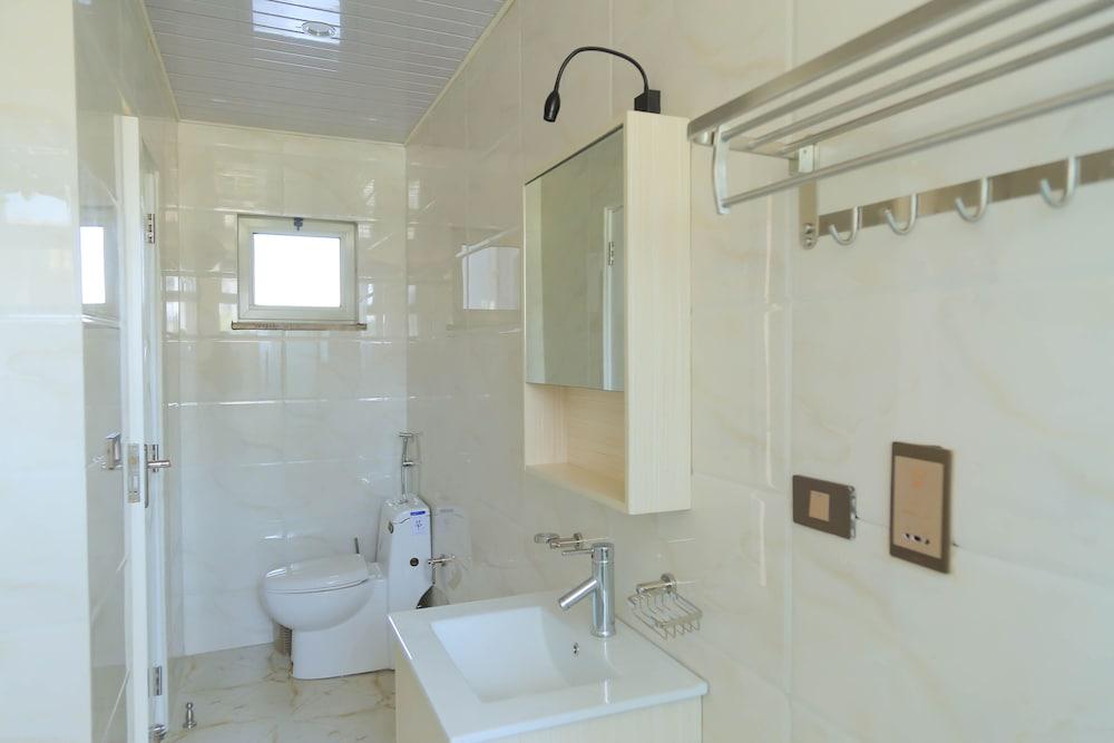 Destiny Addis Apartment Hotel - Bathroom Shower