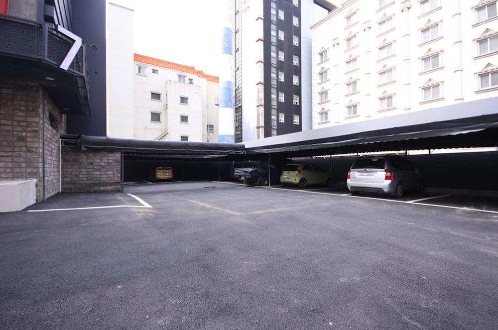 Seven Motel Songjeong - Parking