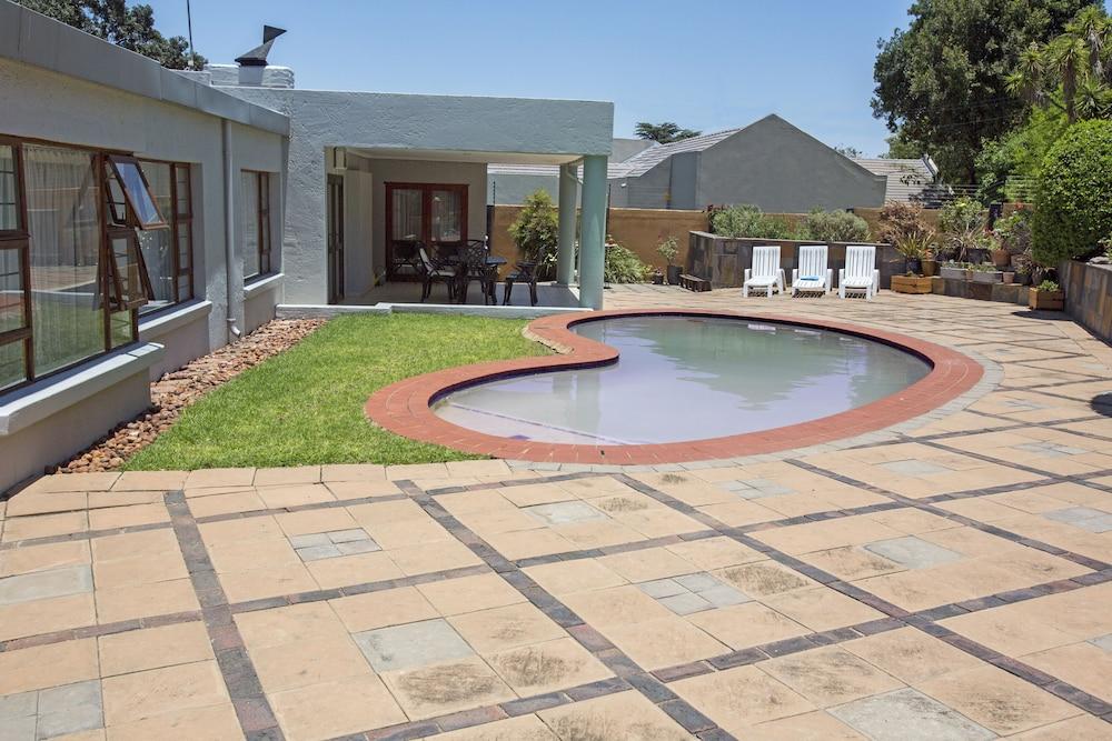 Spacious Garden Cottage - Outdoor Pool