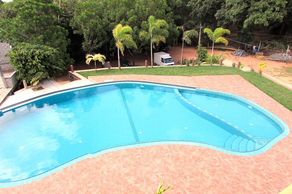 Shiny Lakeside Resort - Outdoor Pool