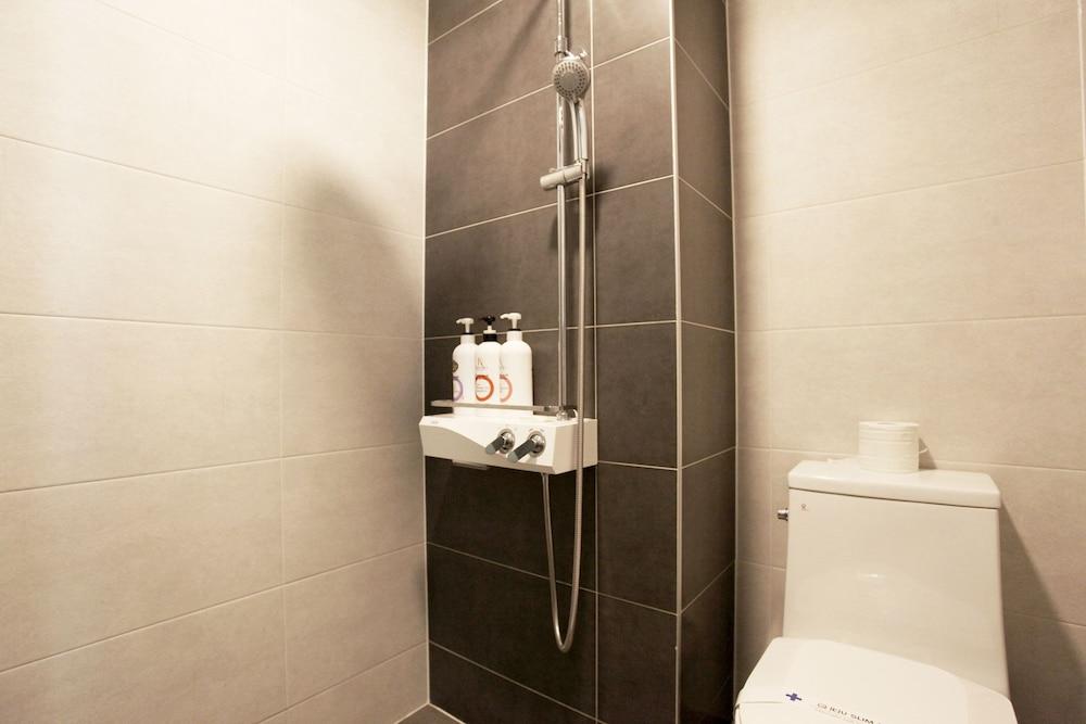 Jeju Slim Hotel - Bathroom