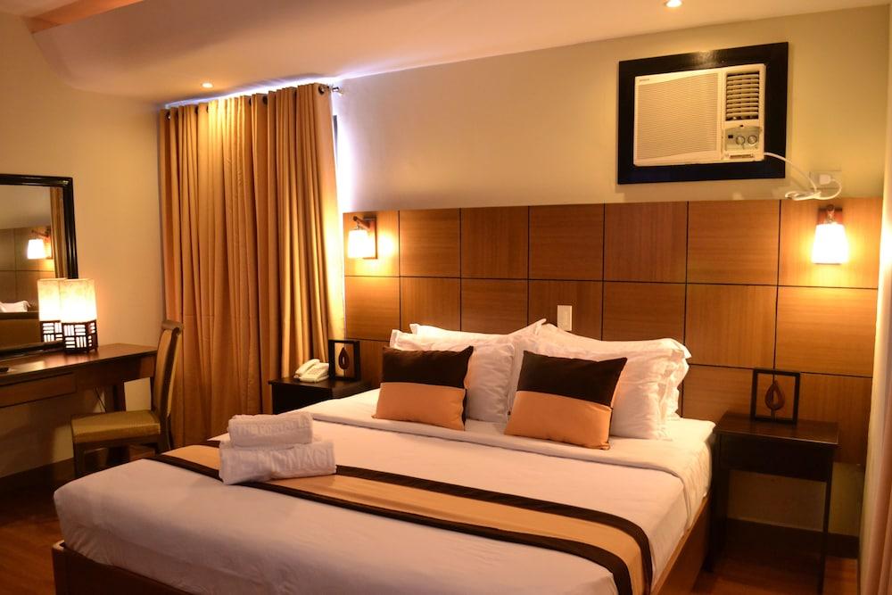 The Pinnacle Hotel and Suites - Room