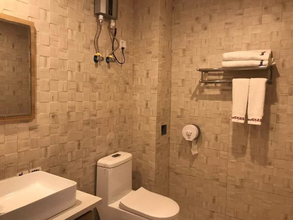 Bai Chuan Hotel - Bathroom