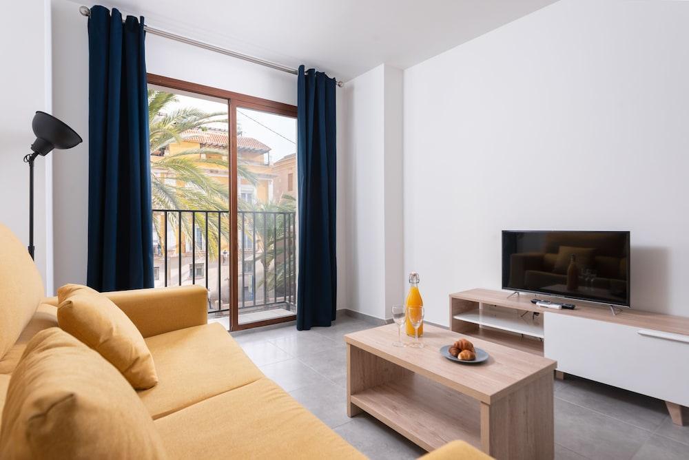 Apartamentos Quijano by Be Alicante - Living Room