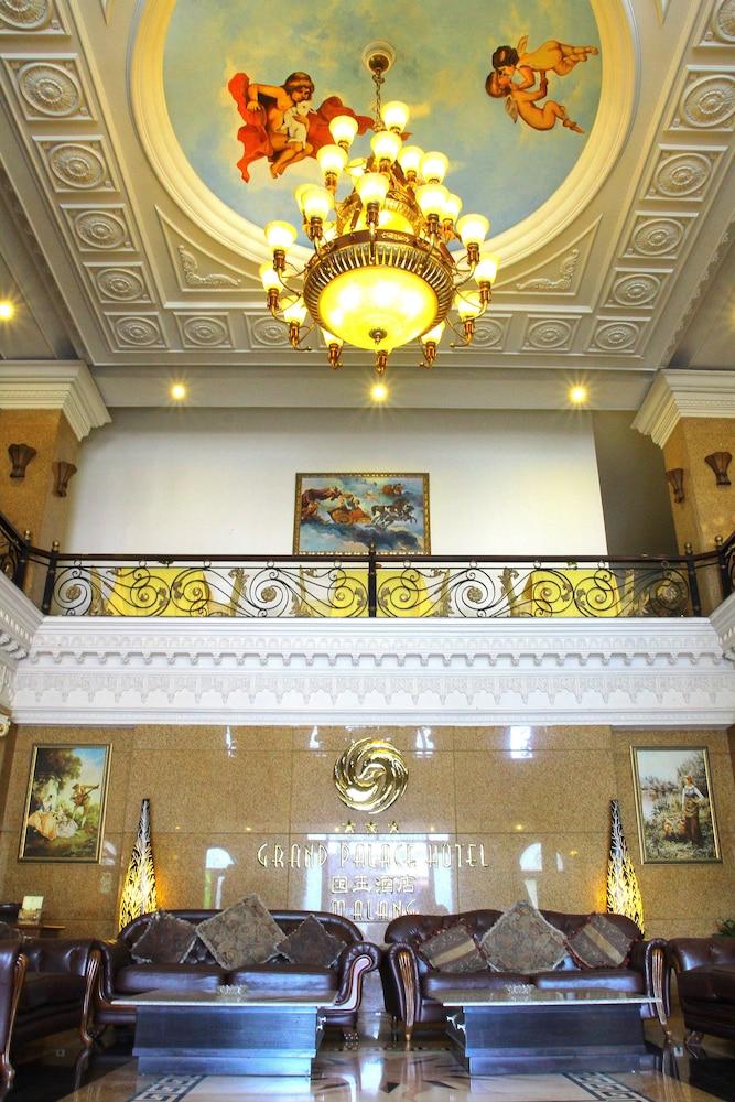 The Grand Palace Hotel Malang - Lobby Sitting Area