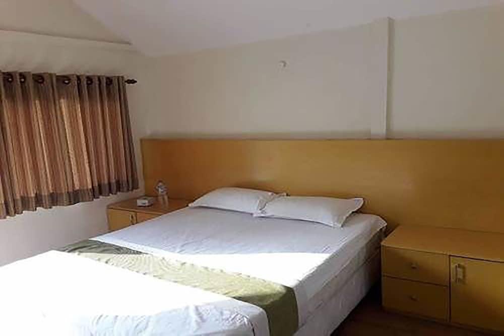 Saanvi Hotel - Room