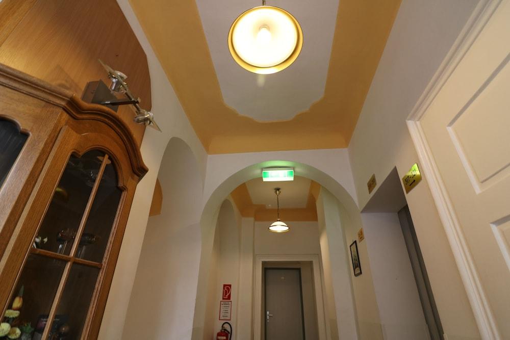 Pension Alt-Strassgang - Interior Entrance