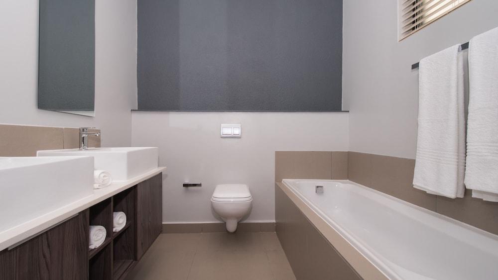 Odyssey Luxury Apartments - Bathroom