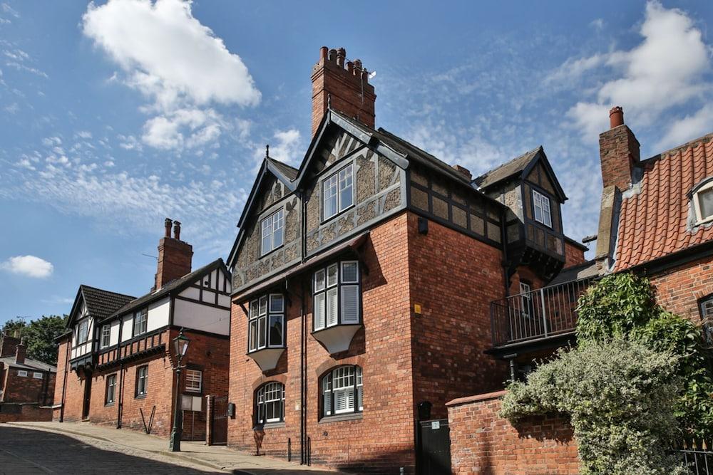 Superb Period Townhouse in Historic Uphill Lincoln - Featured Image