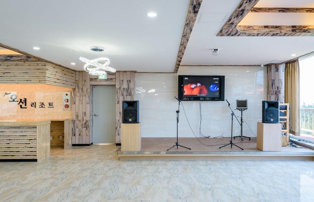 New Ocean Resort - Karaoke Room