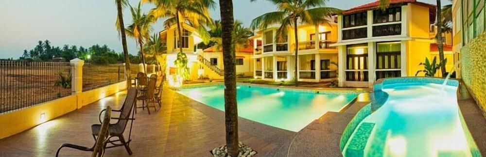 Resort Coqueiral Goa - Outdoor Pool