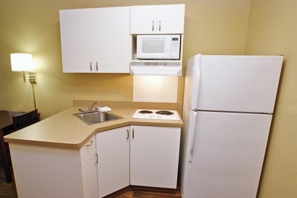 Extended Stay America Suites Raleigh Cary Regency Parkway N - Private Kitchen
