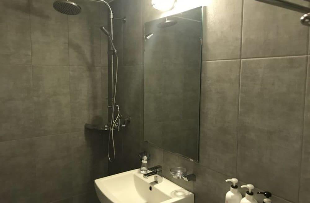 Happy Day Hotel - Bathroom Shower