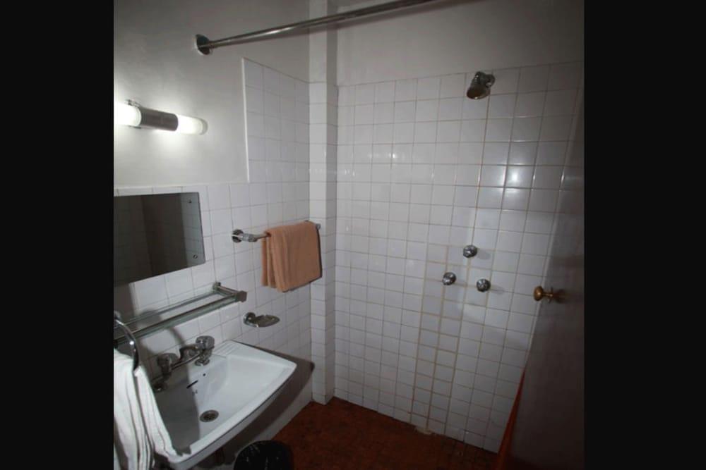 Mandap Hotel - Bathroom