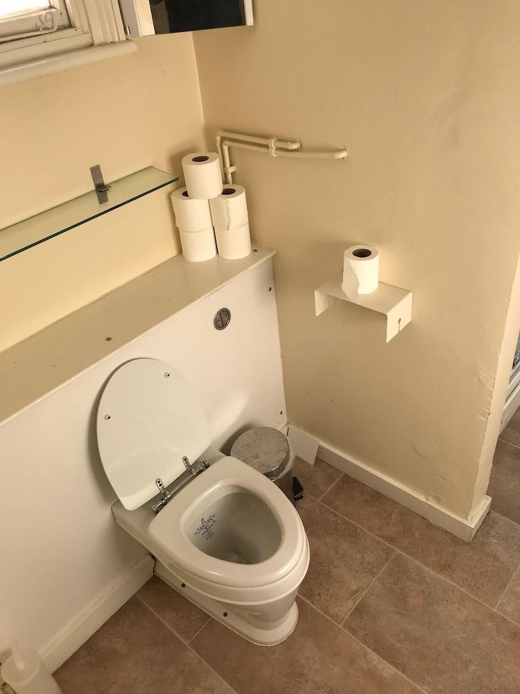 Exchequergate - Bathroom