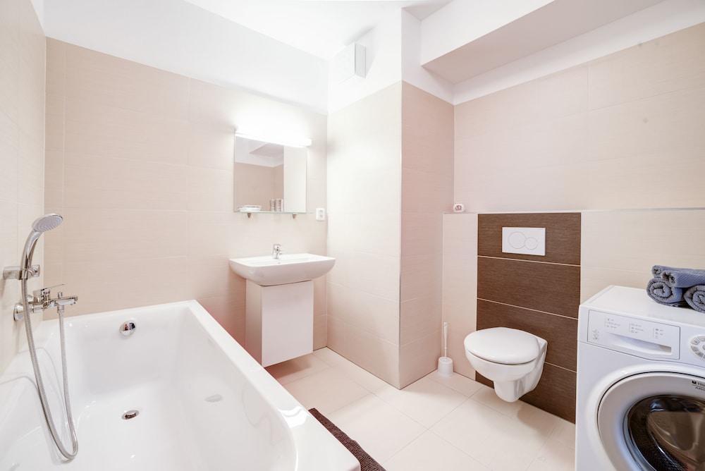 AZ Tower Apartments - Bathroom