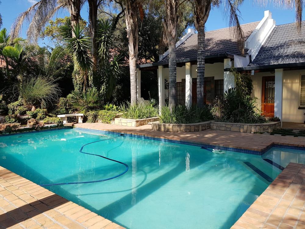 Six Valk Avenue Guest House - Outdoor Pool