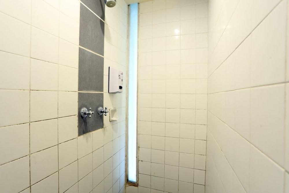 RedDoorz Plus near Kuta Square - Bathroom Shower