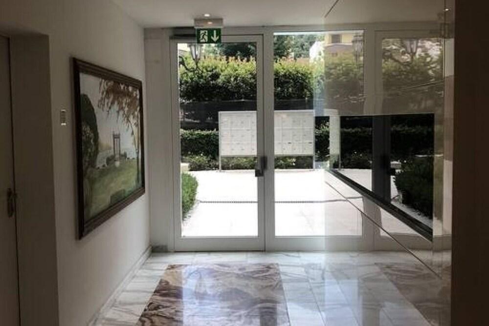 Roggia Apartments - Interior Entrance