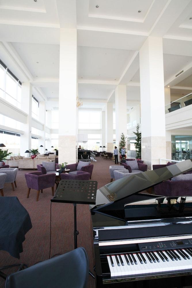 Sintesa Peninsula Hotel Manado - Lobby Lounge