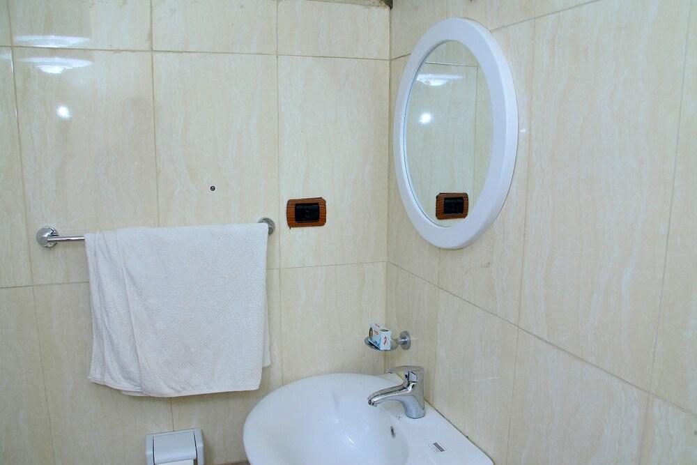 Bnow Hotel - Bathroom